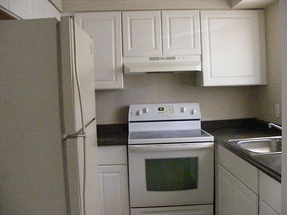 3rd image of 131 W 9th Pl APT C