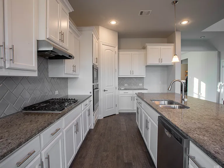 7600 Clear Rapids Dr — Photo 6