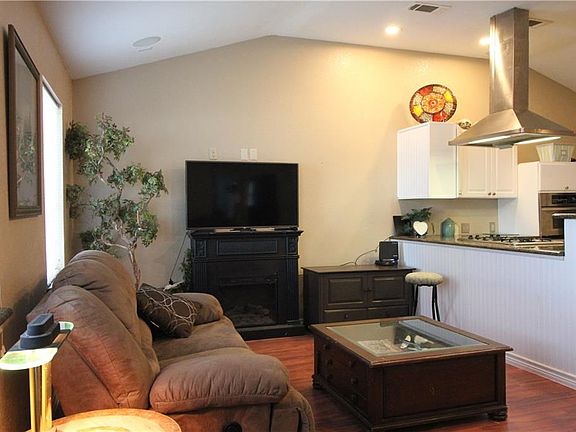 3rd image of 611 S Fannin St