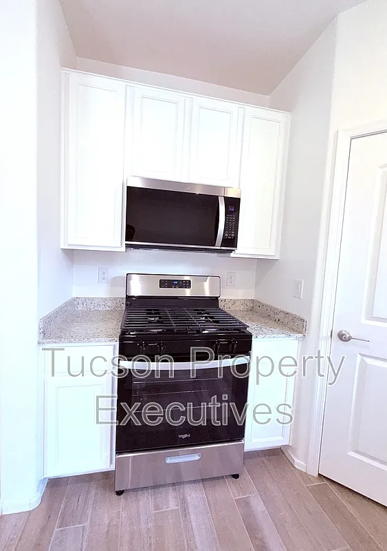 3 bed, 2.0 bath, 1500 sqft, $2,500 — Photo 2