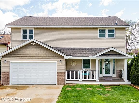 5th image of 3916 Iris Dr