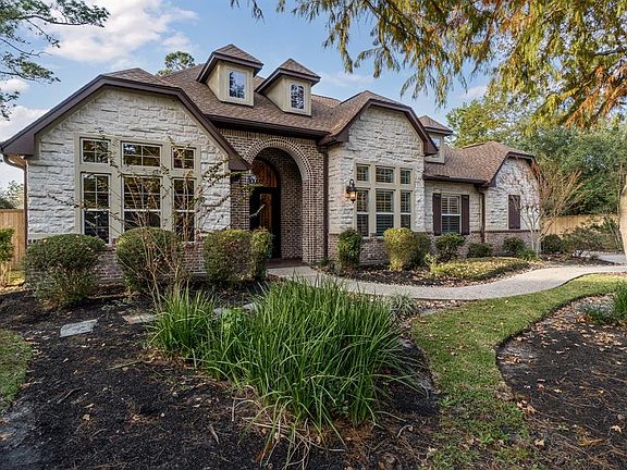 Elegant 1.5 story located in The Woodlands.