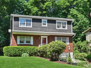 32 Iroquois Rd, Pleasantville, NY 10570