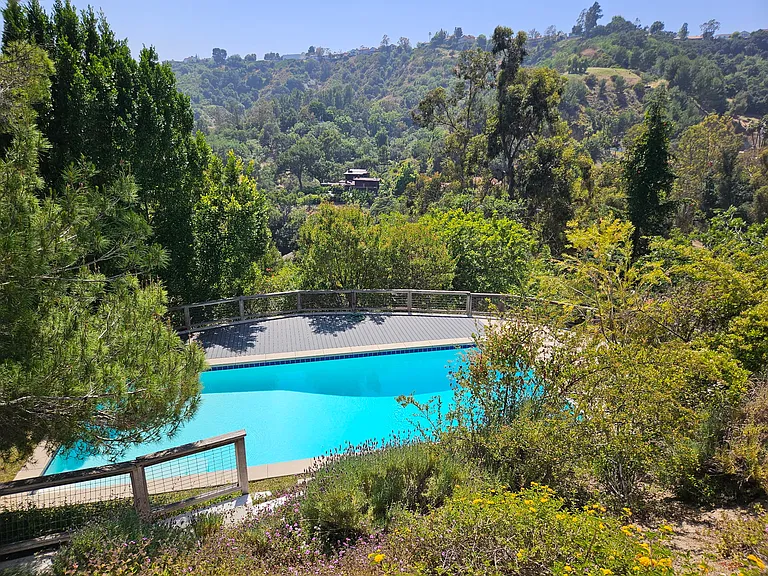 2828 Benedict Canyon Dr — Photo 17