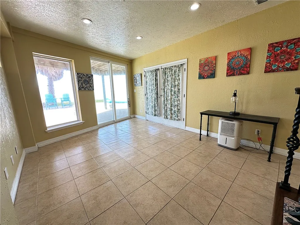 4 bed, 2.0 bath, 1220 sqft, $3,800 — Photo 4