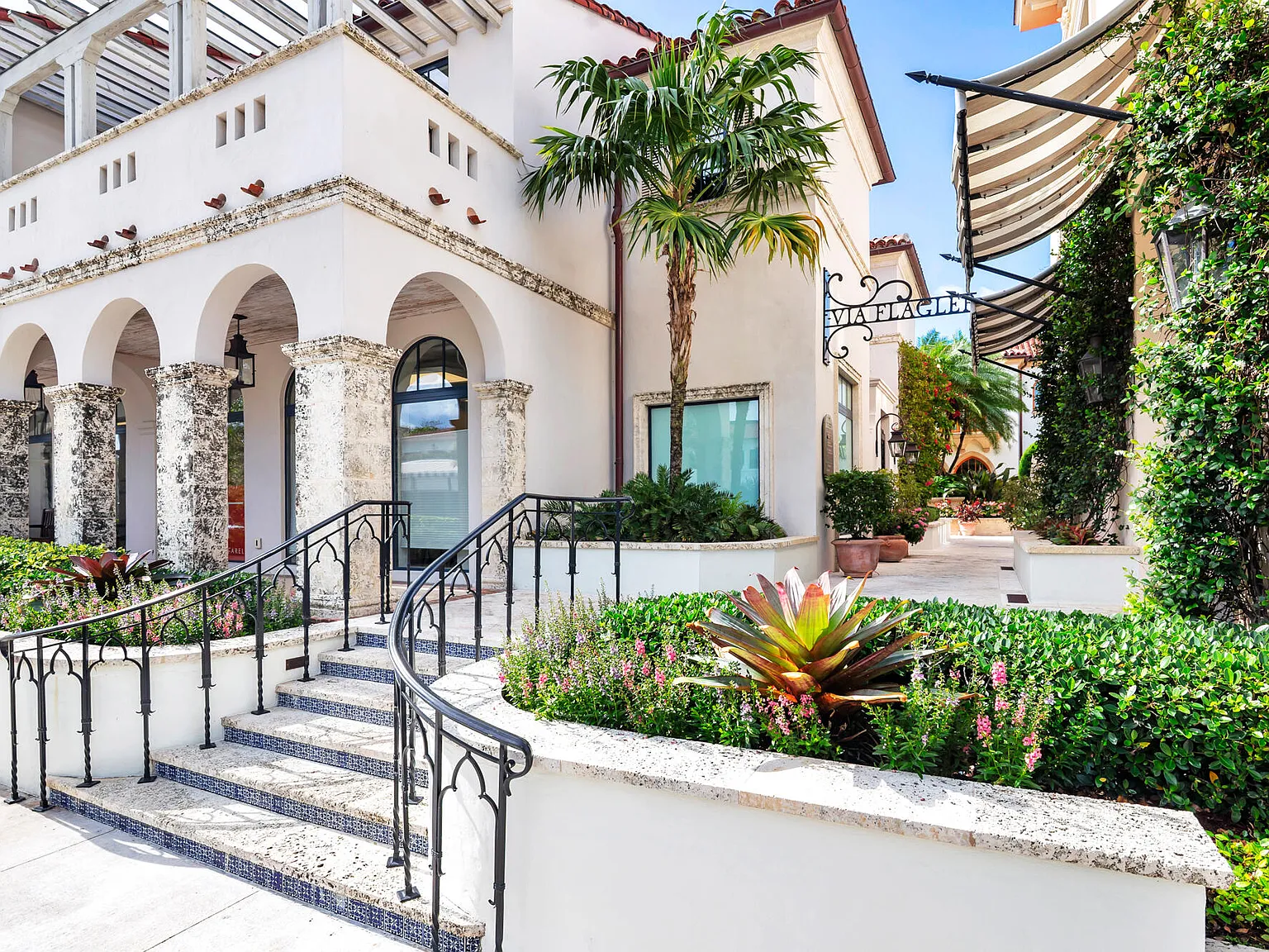 5 bed, 6.5 bath, 6437 sqft, $95,000 — Photo 1