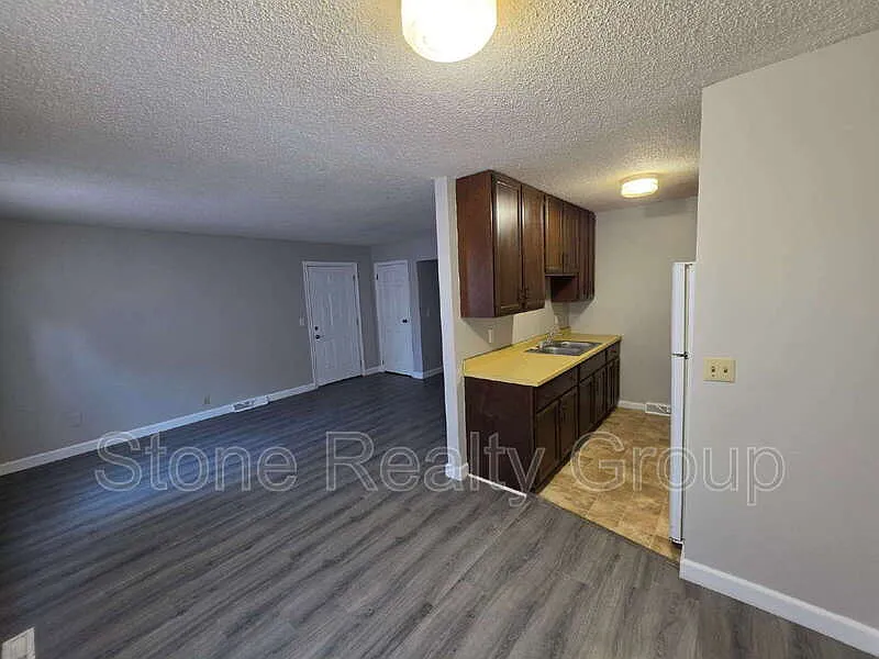 625 S Austin St — Photo 4