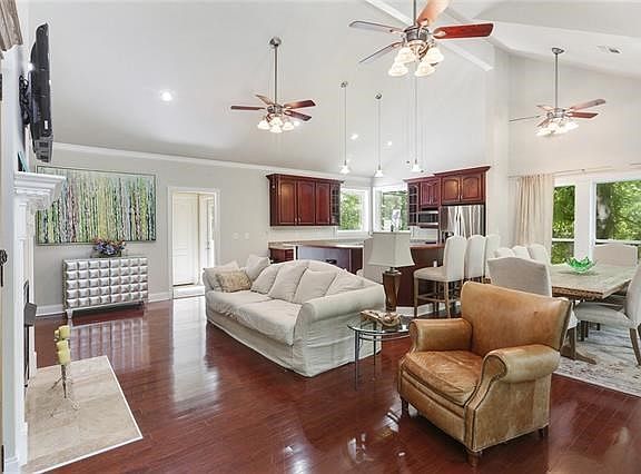 Wide Open Floor Plan w/High Ceilings