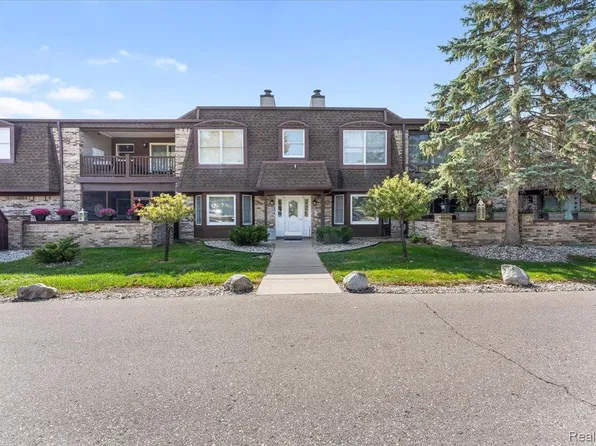 8533 Mathias Dr APT 35, Grosse Ile, MI 48138