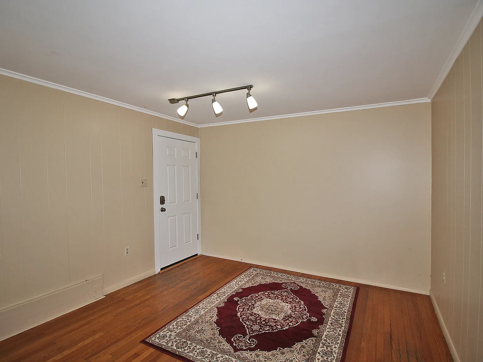 3 bed, 1600 sqft, $1,799 — Photo 3