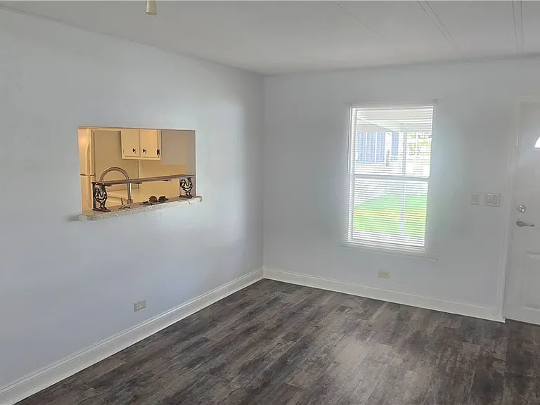 612 Pine Grove Ct — Photo 4