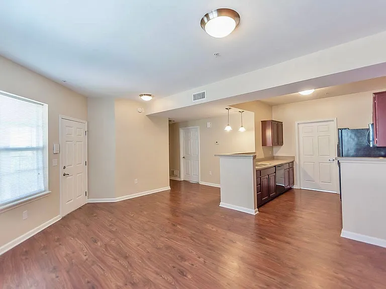 Tenth & College Horizons Apartments — Photo 5