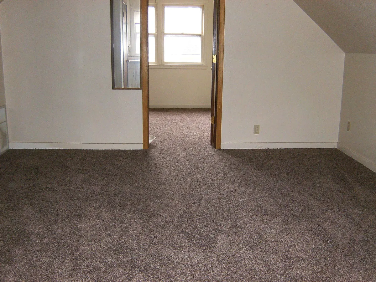 Building Photo - 106 W 7th St #3