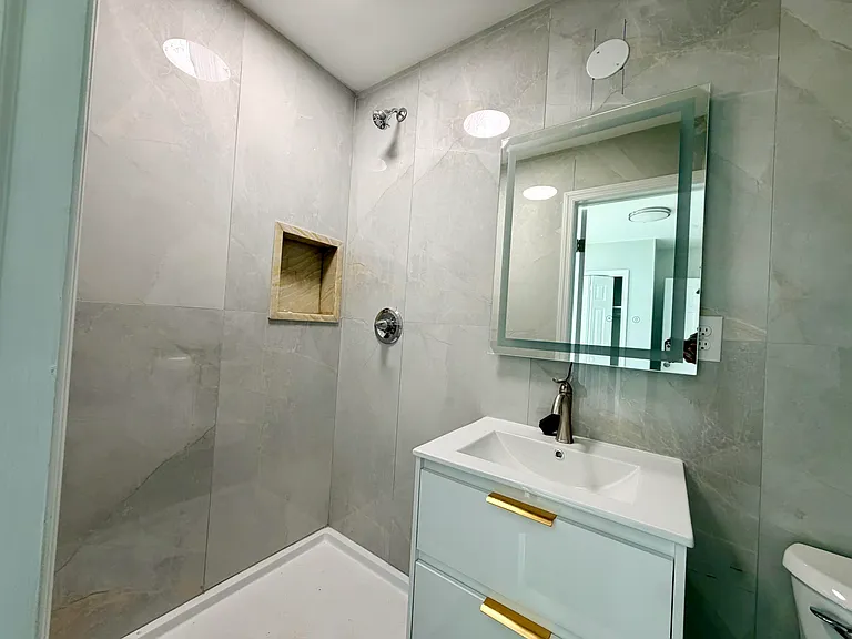 341 Grosvenor Ave #2 — Photo 33