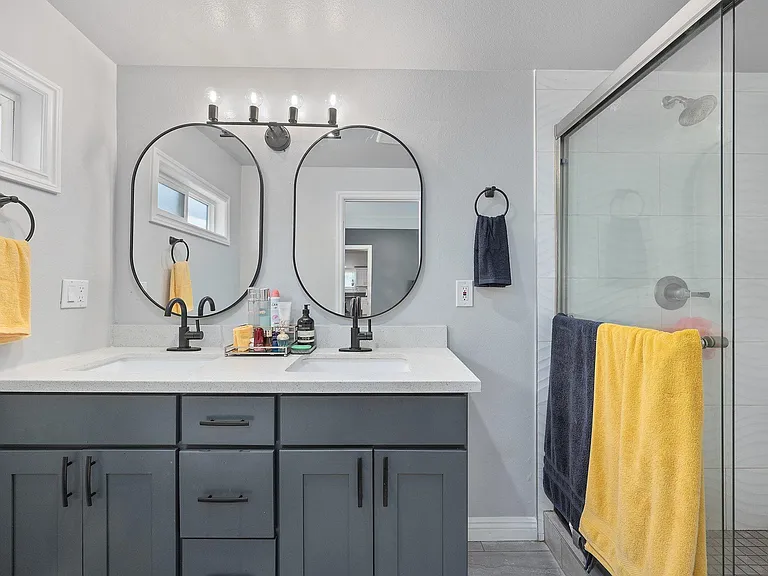 1048 N Hermosa Dr — Photo 14