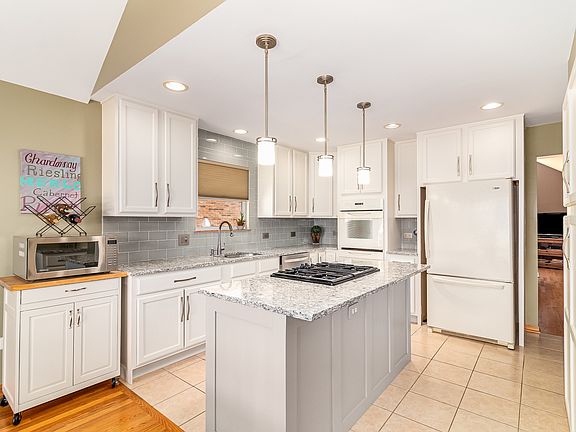 4th image of 10924 W 167th St