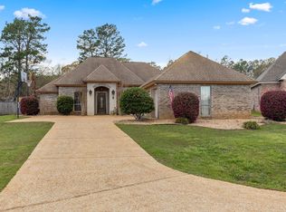 37 W Chanticleer Dr, Hattiesburg, MS 39402