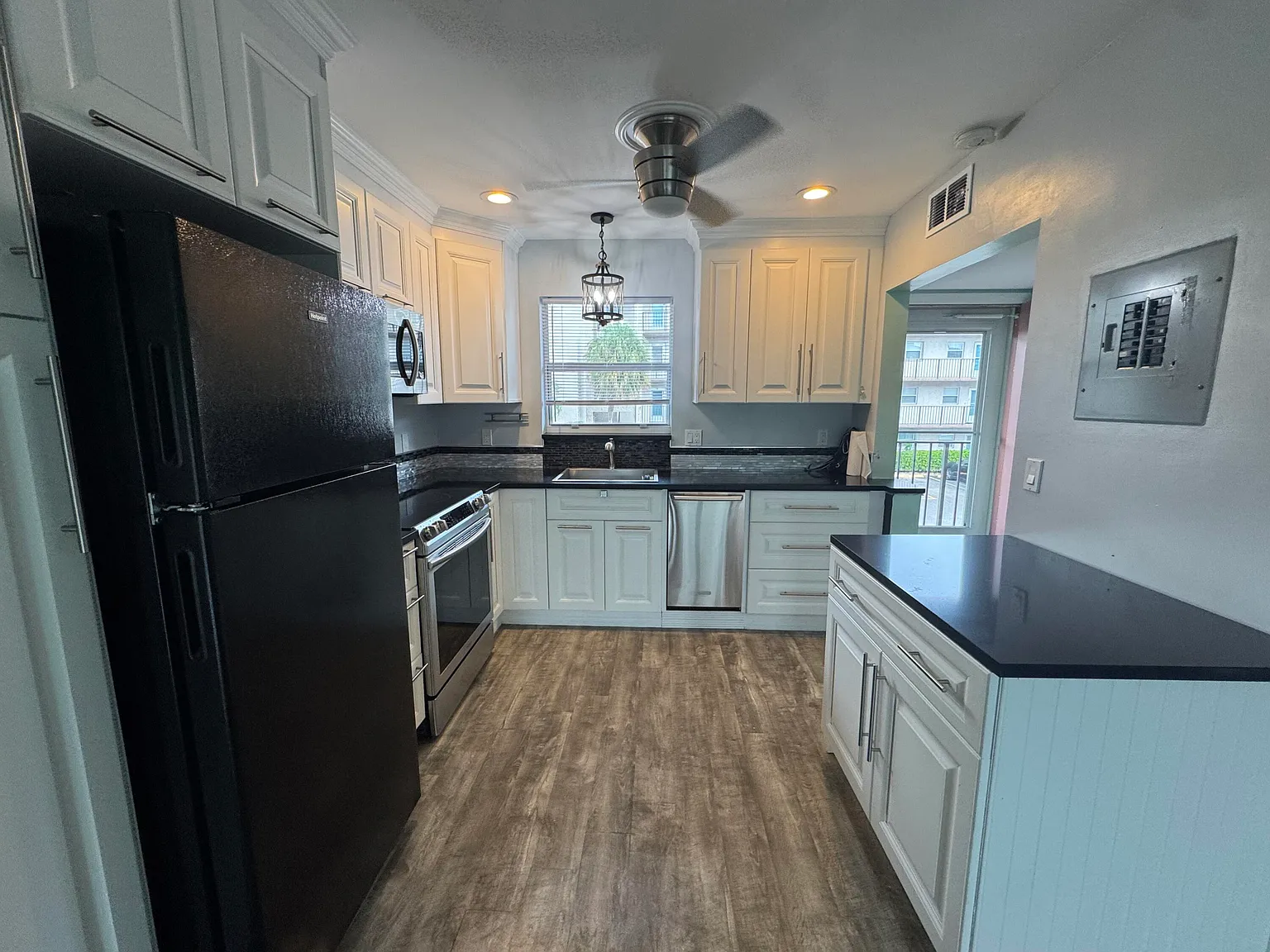 1 bed, 1.5 bath, 775 sqft, $1,600 — Photo 2