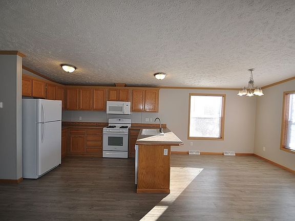 KITCHEN / DINING AREA 