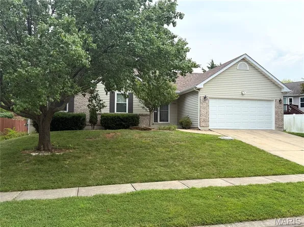 174 Stage Coach Landing Dr, Saint Peters, MO 63376