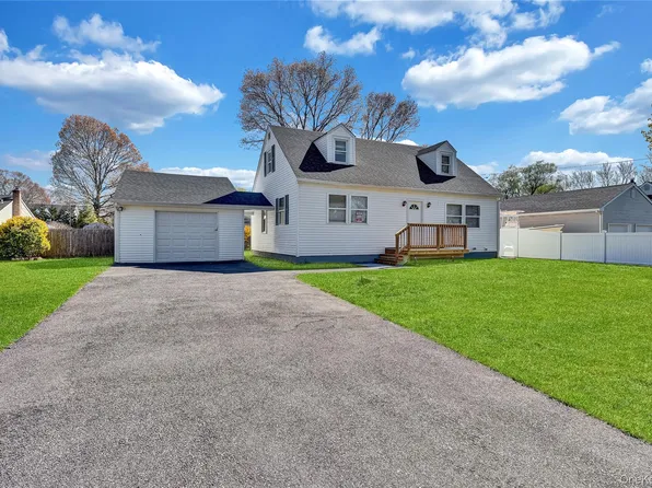 46 Rockledge Drive, Shirley, NY 11967