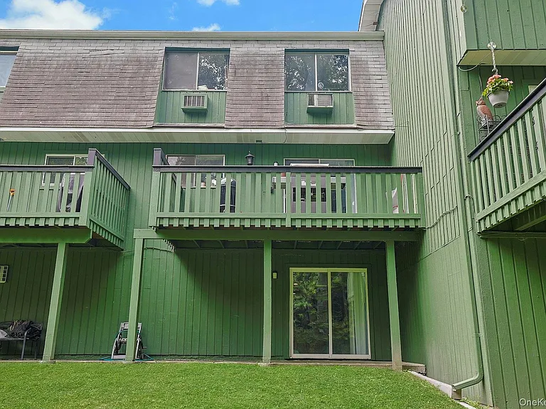 121 Coachlight Sq — Photo 21
