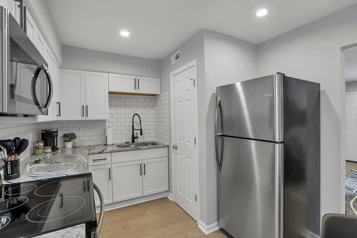 Building Photo - 380 Forest St #G