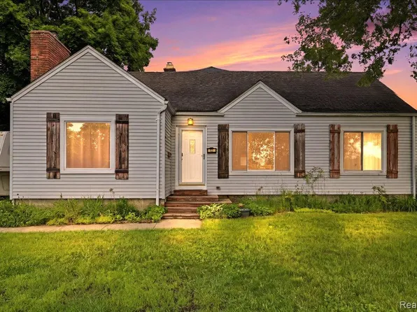 37 Ensley St, Oxford, MI 48371