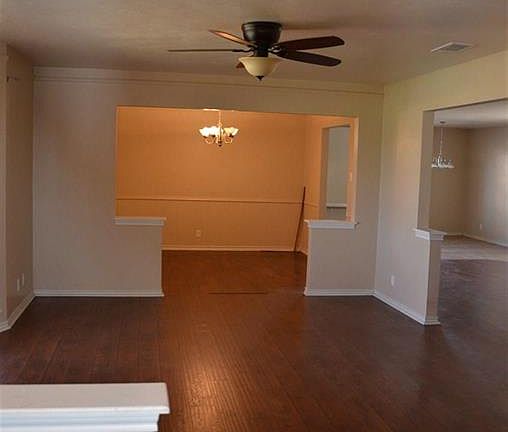 4th image of 2905 Oakdale Dr