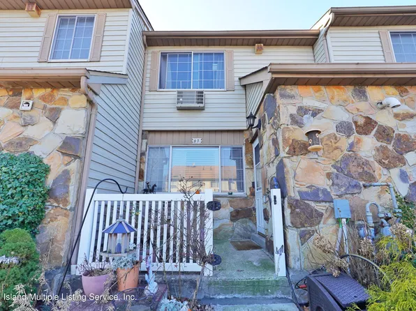47 Lynn Ct, Staten Island, NY 10314
