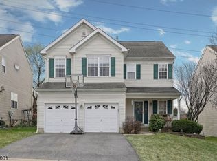320 Hamilton Dr, Stewartsville, NJ 08886