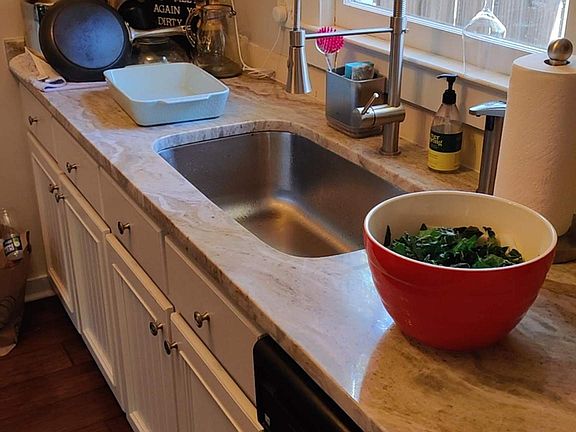 Kitchen (main floor)
