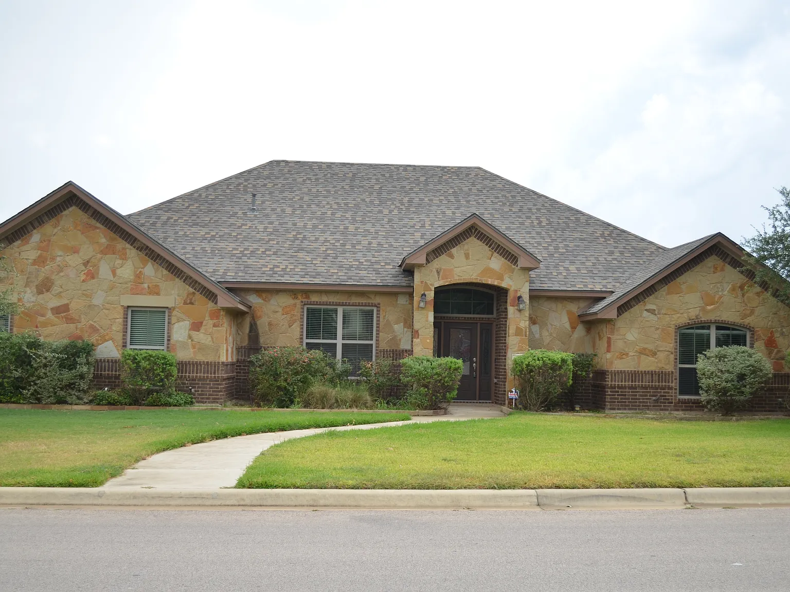 4 bed, 2645 sqft, $2,900 — Photo 1