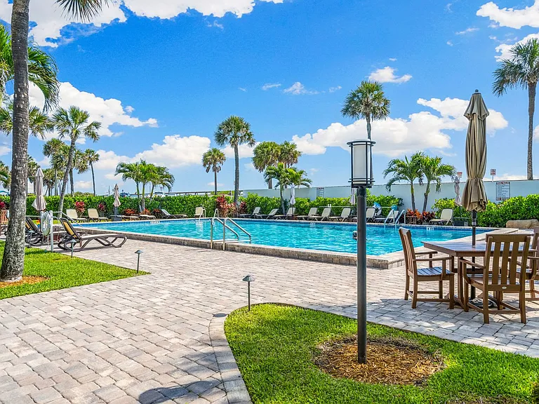 4141 Ocean Dr #208 — Photo 32