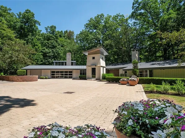 1965 Ridge Rd, Hinckley, OH 44233