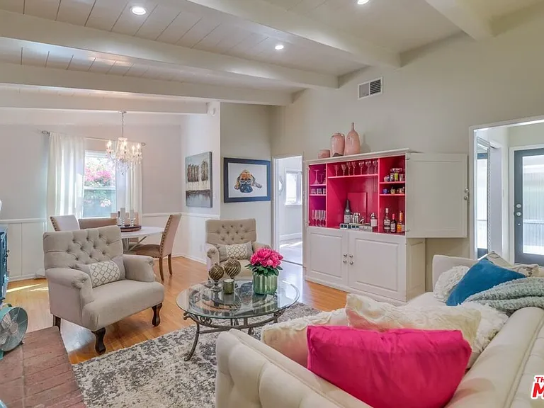 21447 Providencia St — Photo 15