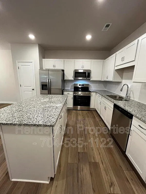 3 bed, 2.5 bath, 1443 sqft, $2,300 — Photo 2