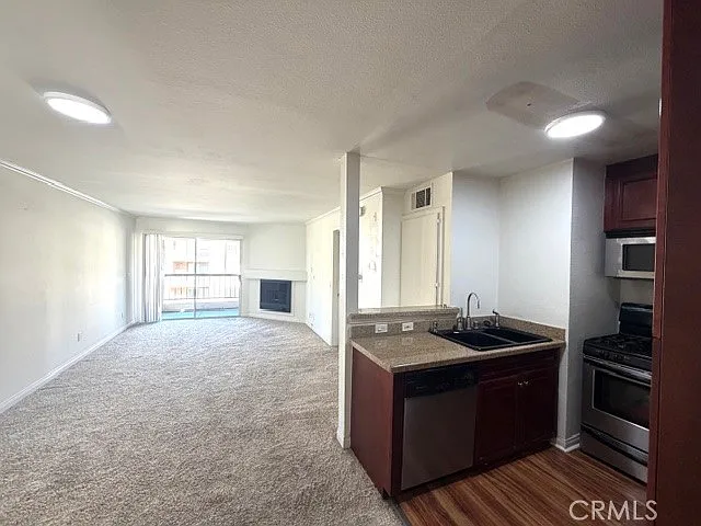 1 bed, 690 sqft, $2,300 — Photo 3