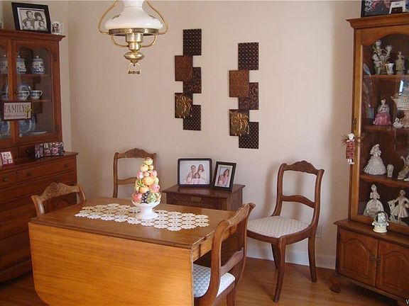 4th image of 32 Keats Ave