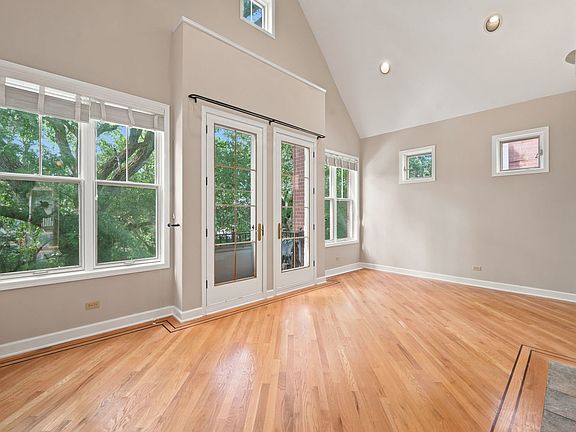 3rd image of 920 W Wolfram St APT 4