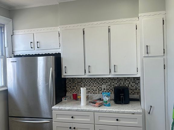 3rd image of 292 Linden Ave #2B