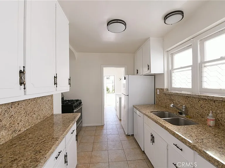 915 S Le Doux Rd — Photo 8