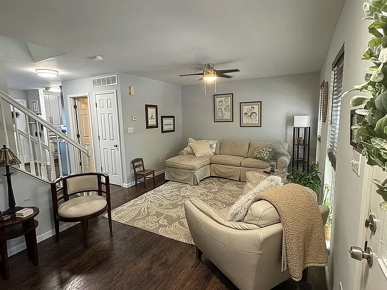 401 Heritage Commons Cir — Photo 3