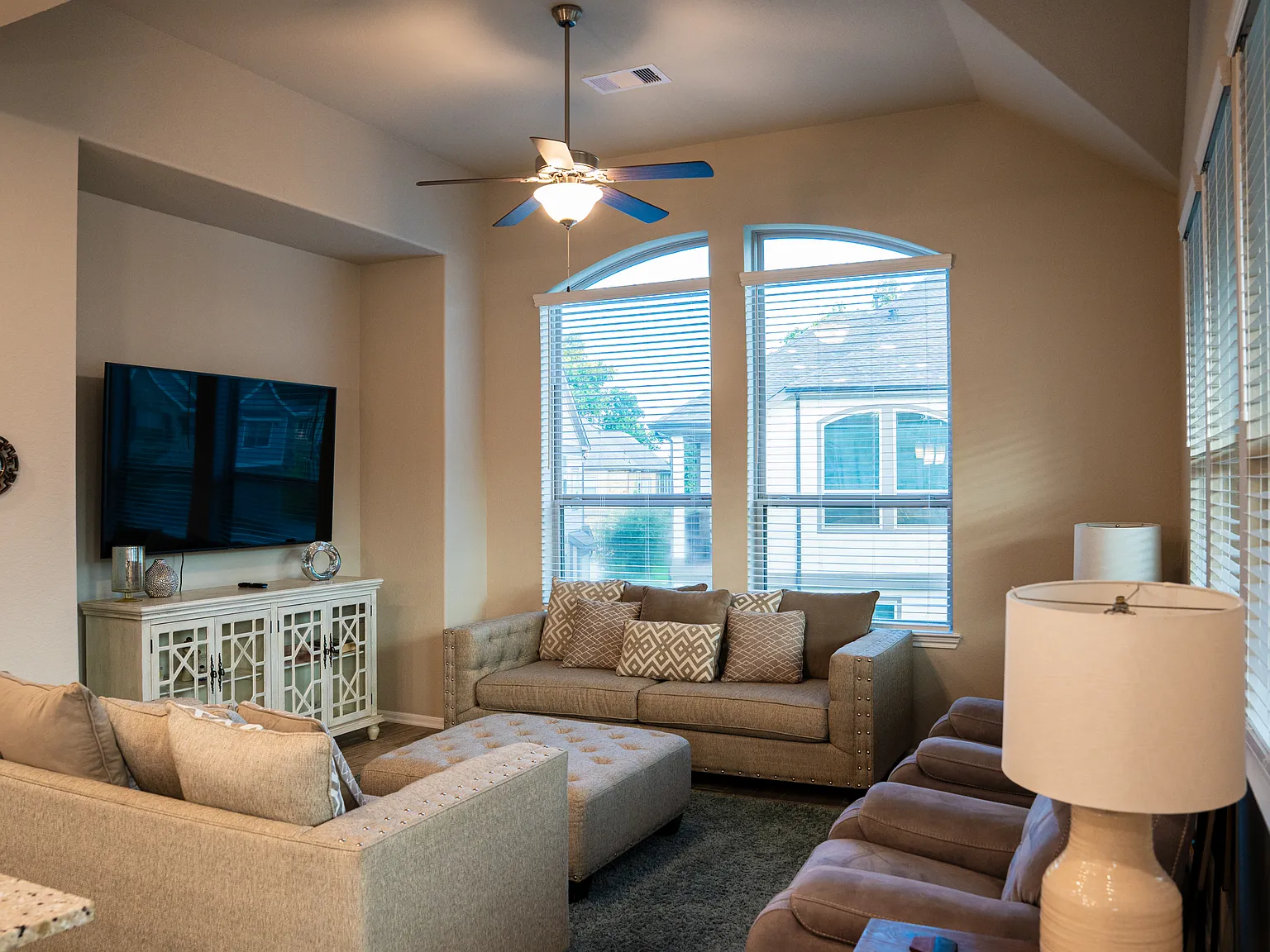 3 bed, 2.5 bath, 1932 sqft, $3,500 — Photo 1
