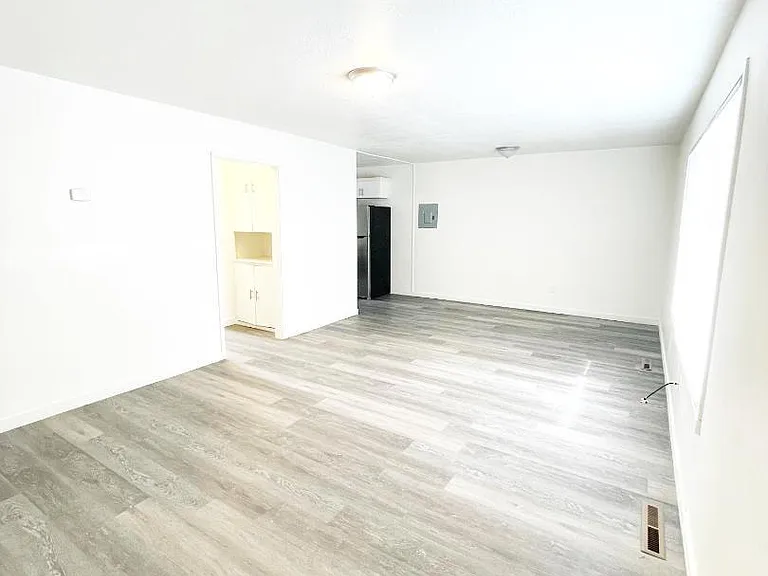 1054 W Goodyear Ave #F — Photo 8