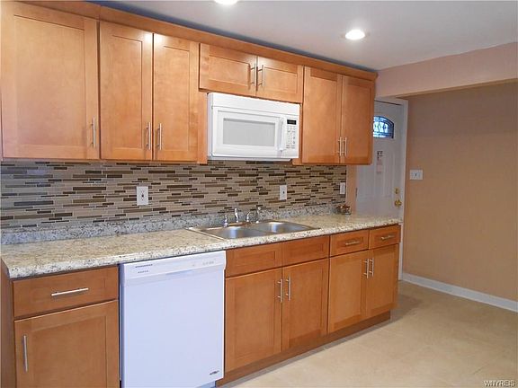 3rd image of 613 Montrose Ave