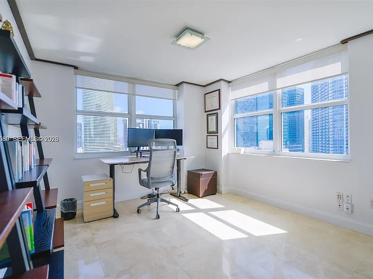 31 SE 5th St #3002 — Photo 11