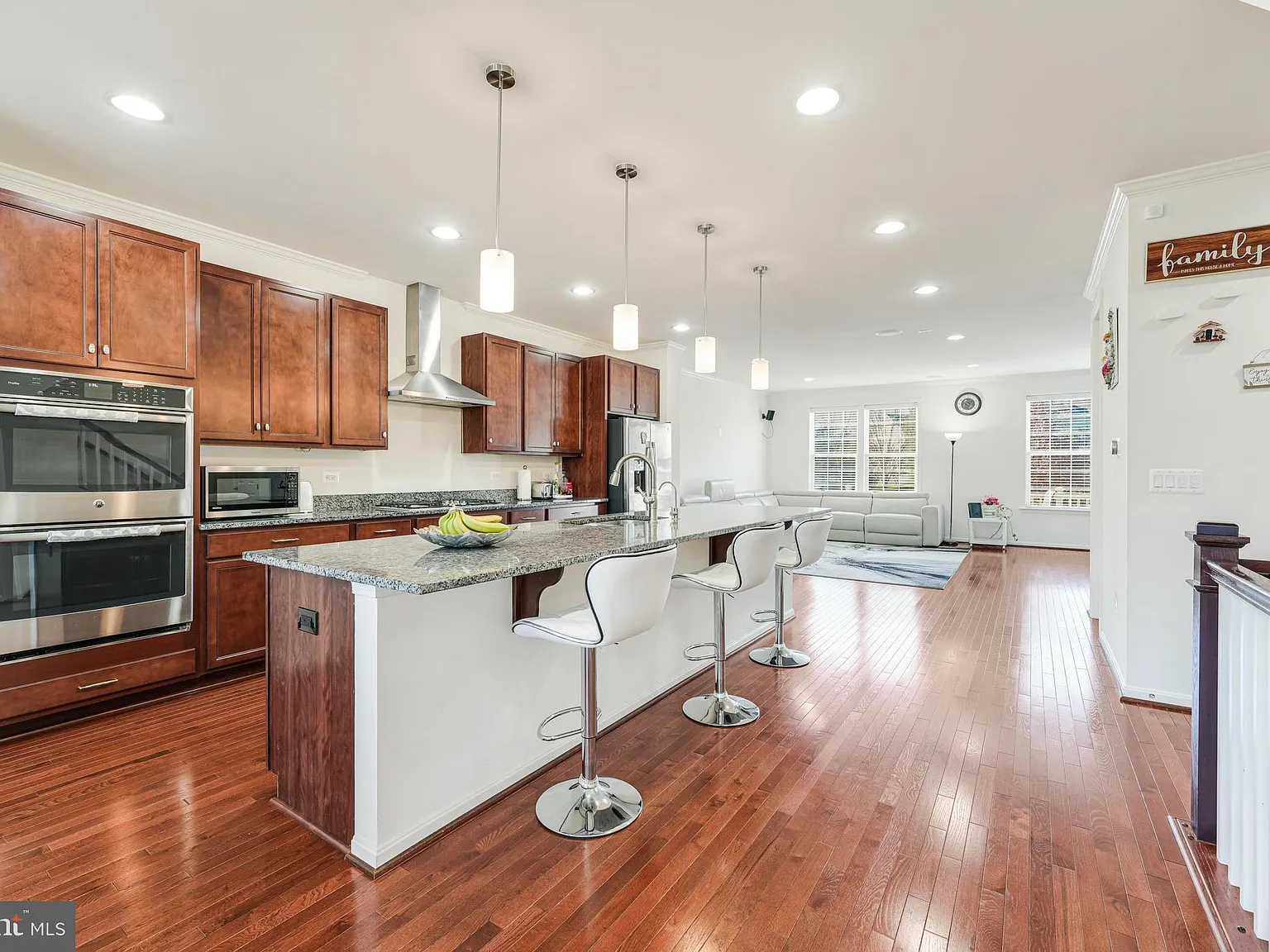 3 bed, 4.0 bath, 3138 sqft, $3,650 — Photo 4