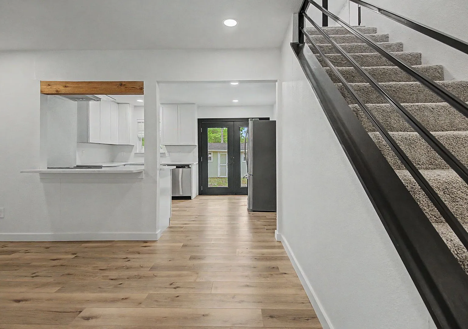 4 bedroom 2 bath completely remodeled — Photo 2