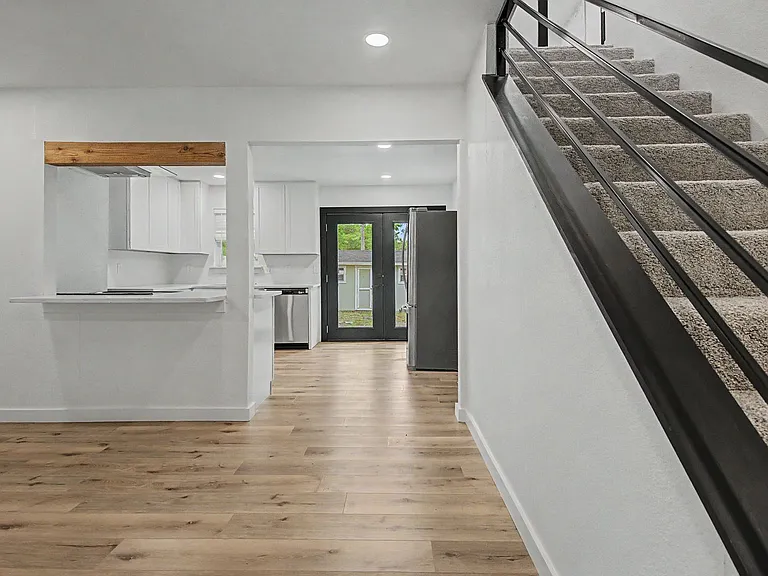 502 Rogers Way — Photo 2